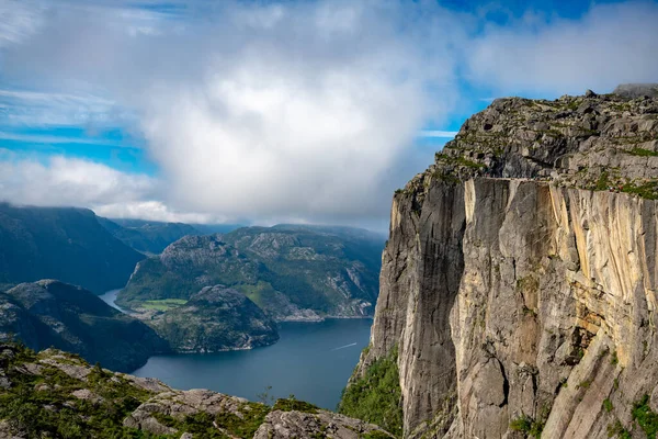 Preikestolen プレーケストーレン 説教者の説教壇や説教壇ロックなどの英語翻訳によっても知られている Forsand 静けさ ノルウェーの有名な観光スポット — ストック写真