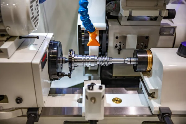 Metal Işleten Cnc Torna Makinesi Metal Modern Işleme Teknolojisi Kesiliyor — Stok fotoğraf