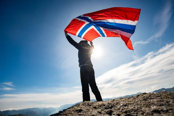 Žena Vlající Vlajkou Norska Pozadí Přírody — Stock fotografie