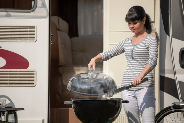 Aile tatil seyahat Rv, kamyonet ve karavan, karavan araba tatil tatil gezisi. Piknik açık barbekü ile.