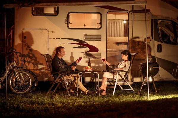 Pareja Adulta Tintineando Vasos Vino Vacaciones Familia Viaje Vacaciones Autocaravana — Foto de Stock