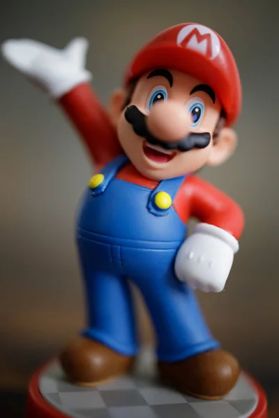 MOSKAU, RUSSLAND - 19. März 2020: Super Mario Bros Figur Charakter. Super Mario ist eine japanische Plattform Videospielserie und Medien-Franchise von Nintendo geschaffen und mit ihrem Maskottchen, Mario. — Stockbild Moskau Russland März 2020 Super Mario Bros Figur Charakter Super — Stockfoto