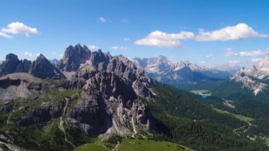 Ulusal Doğa Parkı Tre Cime Dolomites Alplerinde. İtalya 'nın güzel doğası. Gün batımında FPV İHA uçuşları