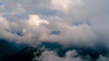 Sappada İtalya, Dolomites Alpleri 'nin kuzeydoğu köşesi. Hava FPV İHA uçuşları.