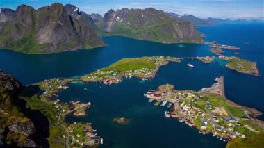 Lofoten bir adalar ilçe Nordland, Norveç içinde olduğunu. Dramatik dağlar ve tepeler, açık deniz ve korunaklı koyları, plajları ve bakir topraklar ile ayırt edici bir sahne için bilinen.