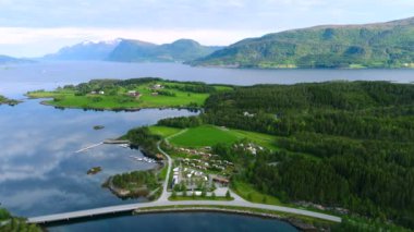 Havadan çekilen görüntüler Güzel Doğa Norveç. Hava FPV İHA uçuşları.
