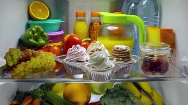 Açık buzdolabında tatlı kekler. Ürünler buzdolabında..