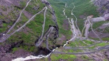 Trol Yolu Trollstigen veya Norveç 'teki Trol stigveien kıvrımlı dağ yolu. Hava görüntüleri