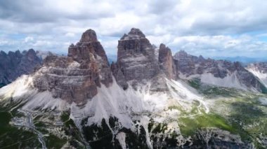 Ulusal Doğa Parkı Tre Cime Dolomites Alplerinde. İtalya 'nın güzel doğası. Hava FPV İHA uçuşları