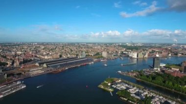 Amsterdam, Hollanda üzerindeki şehir hava manzarası. Kuşun uçuşundan görüntü