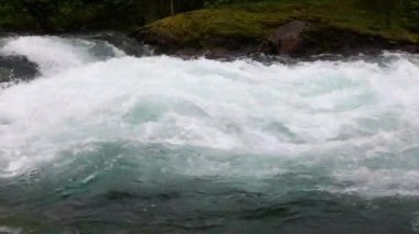 Dağ nehri suyu kapanıyor. Norveç Güzel Doğa.