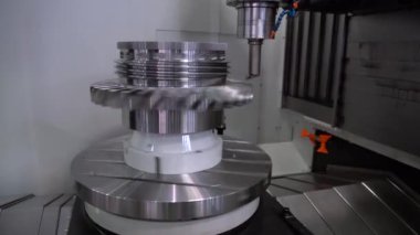 Metal işleten CNC değirmen makinesi. Metal modern işleme teknolojisi kesiliyor.