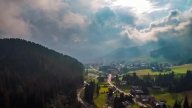 Ulusal Doğa Parkı Tre Cime Dolomites Alplerinde. İtalya 'nın güzel doğası. Gün batımında FPV İHA uçuşları