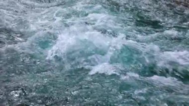 Dağ nehri suyu yavaş çekimde kapanır.