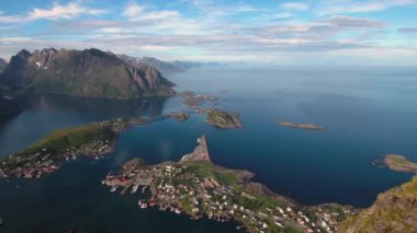 Nordland, Norveç 'teki Panorama Lofoten adaları. Dramatik dağlar ve tepeler, açık deniz ve korunaklı körfezler, plajlar ve el değmemiş topraklarla kendine özgü bir manzarası var..
