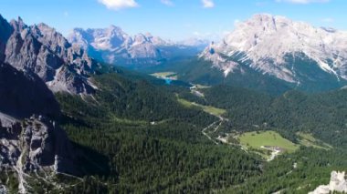 Ulusal Doğa Parkı Tre Cime Dolomites Alplerinde. İtalya 'nın güzel doğası. Gün batımında FPV İHA uçuşları
