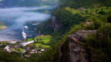 Tilt shift lensi - Geiranger fiyortu, Güzel Doğa Norveç. Storfjorden (Büyük Fiyort) 'un bir kolu olan Sunnylvsfjorden' den 15 km (9.3 mi) uzunluğunda bir daldır.).