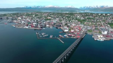 Tromso Köprüsü, Norveç hava fotoğrafçılığından hava görüntüleri. Tromso, nüfusu 50.000 'in üzerinde olan dünyanın en kuzeydeki şehri olarak kabul edilir..