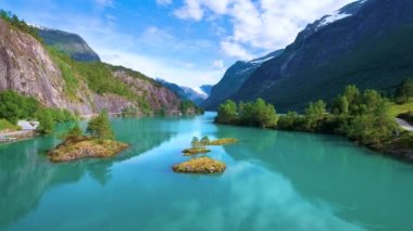 Güzel Doğa Norveç doğal manzarası. Lovatnet Gölü 'nün hava görüntüleri..