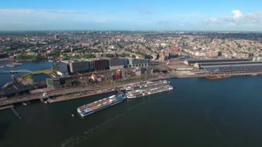 Amsterdam, Hollanda üzerindeki şehir hava manzarası. Kuşun uçuşundan görüntü