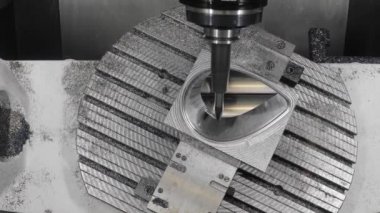 Metal işleten CNC değirmen makinesi. Metal modern işleme teknolojisi kesiliyor.