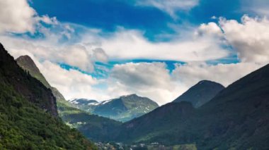 Zaman aşımı, Geiranger fiyortu, Norveç. Storfjorden (Büyük Fiyort) 'un bir kolu olan Sunnylvsfjorden' den 15 km (9.3 mi) uzunluğunda bir daldır.).