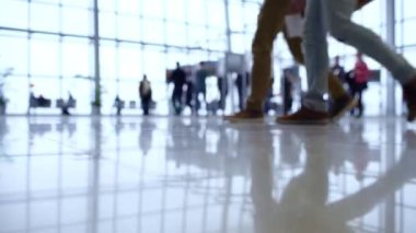 Odaklanamayan insanlar parlak ve modern bir binanın içinde yürürler. Ön plana odaklan.