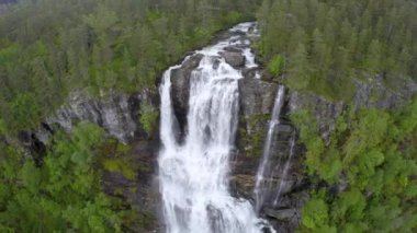 Norveç 'in kuş bakışı görüntülerinden Tvindefossen şelalesinden hava görüntüleri.