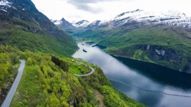 Norveç, Geiranger fiyordunun hava görüntüleri. Storfjorden (Büyük Fiyort) 'un bir kolu olan Sunnylvsfjorden' den 15 km (9.3 mi) uzunluğunda bir daldır.).