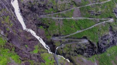 Trol Yolu Trollstigen veya Norveç 'teki Trol stigveien kıvrımlı dağ yolu. Hava görüntüleri