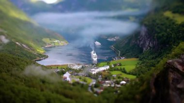 Tilt shift lensi - Geiranger fiyortu, Güzel Doğa Norveç. Storfjorden (Büyük Fiyort) 'un bir kolu olan Sunnylvsfjorden' den 15 km (9.3 mi) uzunluğunda bir daldır.).