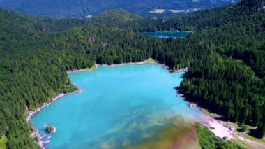 Lago di Fusine Gölü İtalya Alpleri. Hava FPV İHA uçuşları.