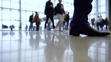 Odaklanamayan insanlar parlak ve modern bir binanın içinde yürürler. Ön plana odaklan.