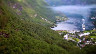 Tilt shift lensi - Geiranger fiyortu, Güzel Doğa Norveç. Storfjorden (Büyük Fiyort) 'un bir kolu olan Sunnylvsfjorden' den 15 km (9.3 mi) uzunluğunda bir daldır.).