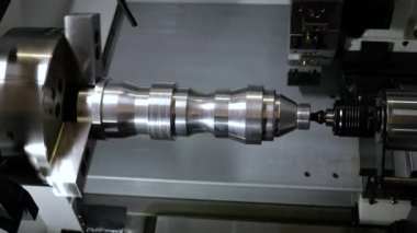 Metal işleten CNC değirmen makinesi. Metal modern işleme teknolojisi kesiliyor.