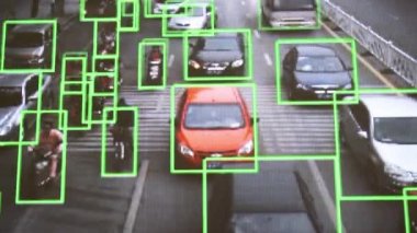 CCTV kamerası. Araçların ve sokaktaki insanların gerçek zamanlı takibi. Gerçek bir monitörden özgün piksellenmiş resim.