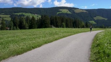 Kadın dışarıda koşuyor. İtalya Alpleri Kopyaladı