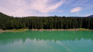 Lago di Fusine Gölü İtalya Alpleri. Hava FPV İHA uçuşları.