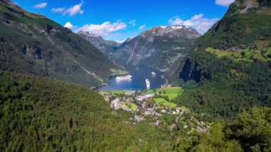 Geiranger Fiyort, Güzel Doğa Norveç Hava Görüntüleri. Storfjorden (Büyük Fiyort) 'un bir kolu olan Sunnylvsfjorden' den 15 km (9.3 mi) uzunluğunda bir daldır.).