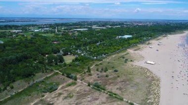 İtalya, Adriyatik Denizi sahili. Venedik yakınlarındaki denizde dinlen. Hava FPV İHA uçuşları.