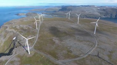 Elektrik üretimi için yel değirmenleri. Kuzey Kutup Bölgesi Havoygavelen yel değirmeni parkı, Havoysund, Kuzey Norveç Hava Görüntüleri.