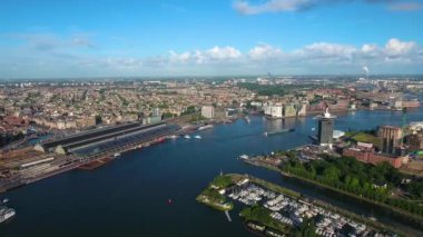 Amsterdam, Hollanda üzerindeki şehir hava manzarası. Kuşun uçuşundan görüntü