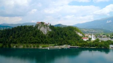 Slovenya - Aerial view tatil beldesi Bled Gölü. FPV insansız hava aracı fotoğrafçılığı. Slovenya Güzel Doğa Şatosu.