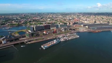 Amsterdam, Hollanda üzerindeki şehir hava manzarası. Kuşun uçuşundan görüntü