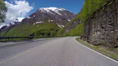 Norveç 'te bir yılan yolunda araba sürmek.