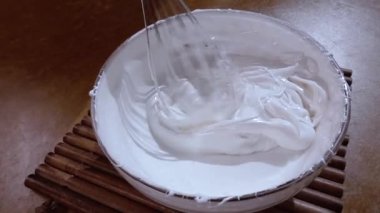 Karıştırıcı kullanarak çırpılmış yumurta ve şeker. Döndürme izleyici çekimi ile yavaş çekim.