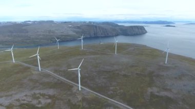 Elektrik üretimi için yel değirmenleri. Kuzey Kutup Bölgesi Havoygavelen yel değirmeni parkı, Havoysund, Kuzey Norveç Hava Görüntüleri.