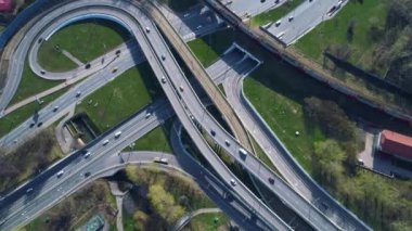 Otoyol kavşağının havadan görüntüsü. 4K (ultra yüksek çözünürlüklü (UHD)))