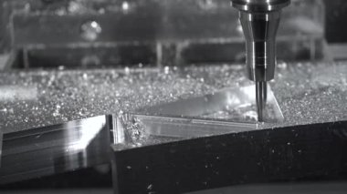 Metal işleten CNC değirmen makinesi. Metal modern işleme teknolojisi kesiliyor.