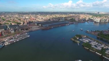 Amsterdam, Hollanda üzerindeki şehir hava manzarası. Kuşun uçuşundan görüntü